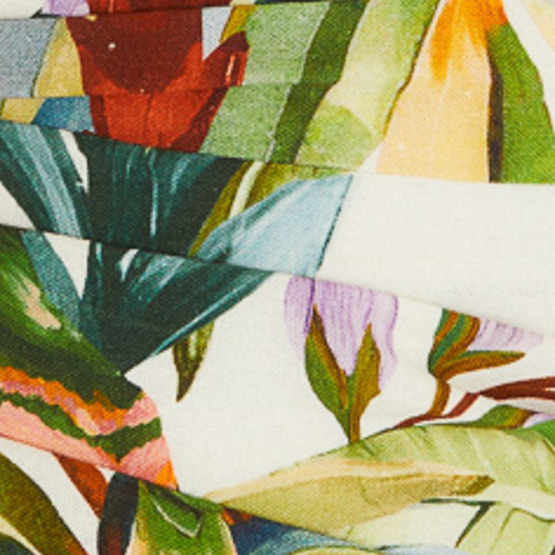 Close-up del estampado tropical del vestido largo.