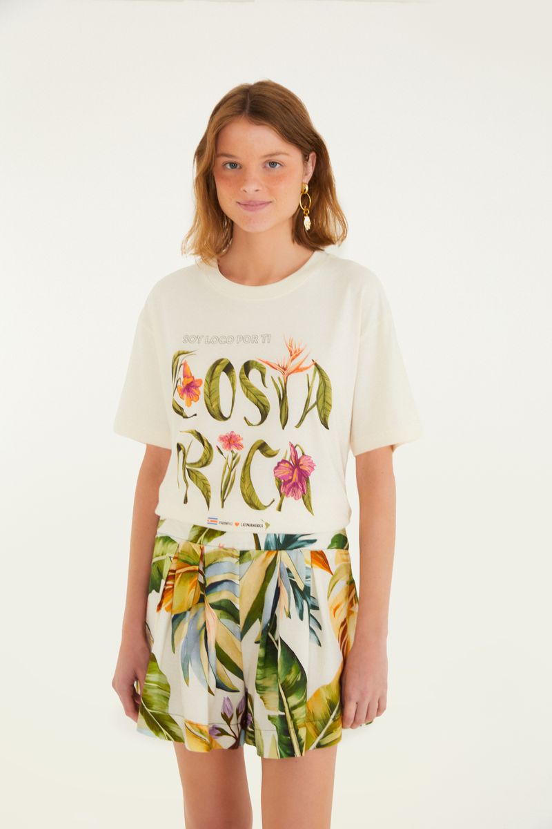 Imagen de un pantalón corto estampado con tema tropical, mostrando detalles del frente.