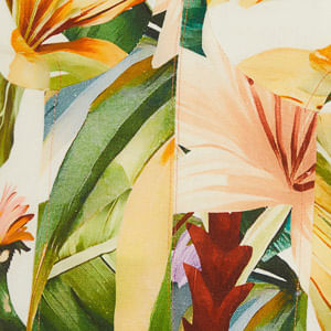 Close-up del estampado tropical de la Blusa Tropicalia con flores y follaje en colores vibrantes.