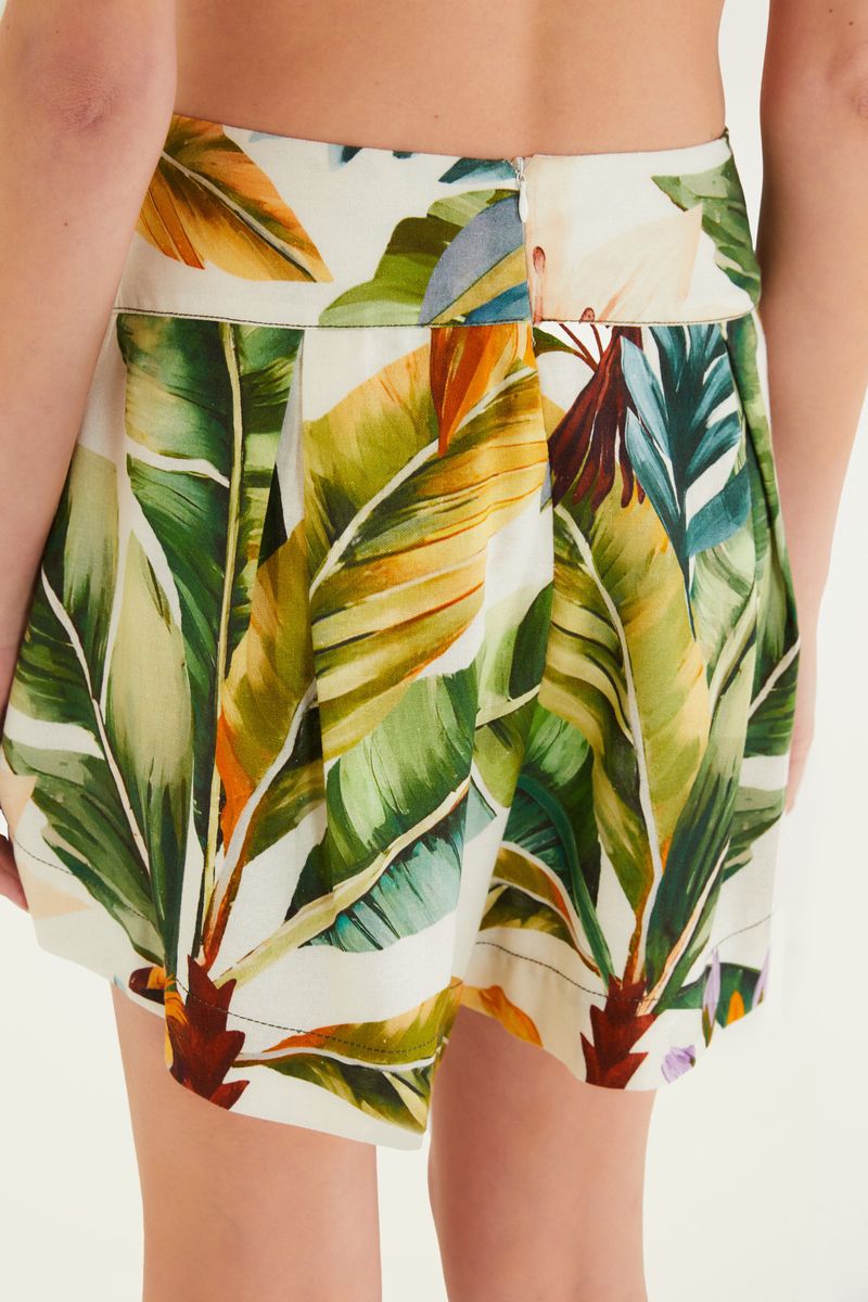 Vista trasera del pantalón corto con estampado tropical.
