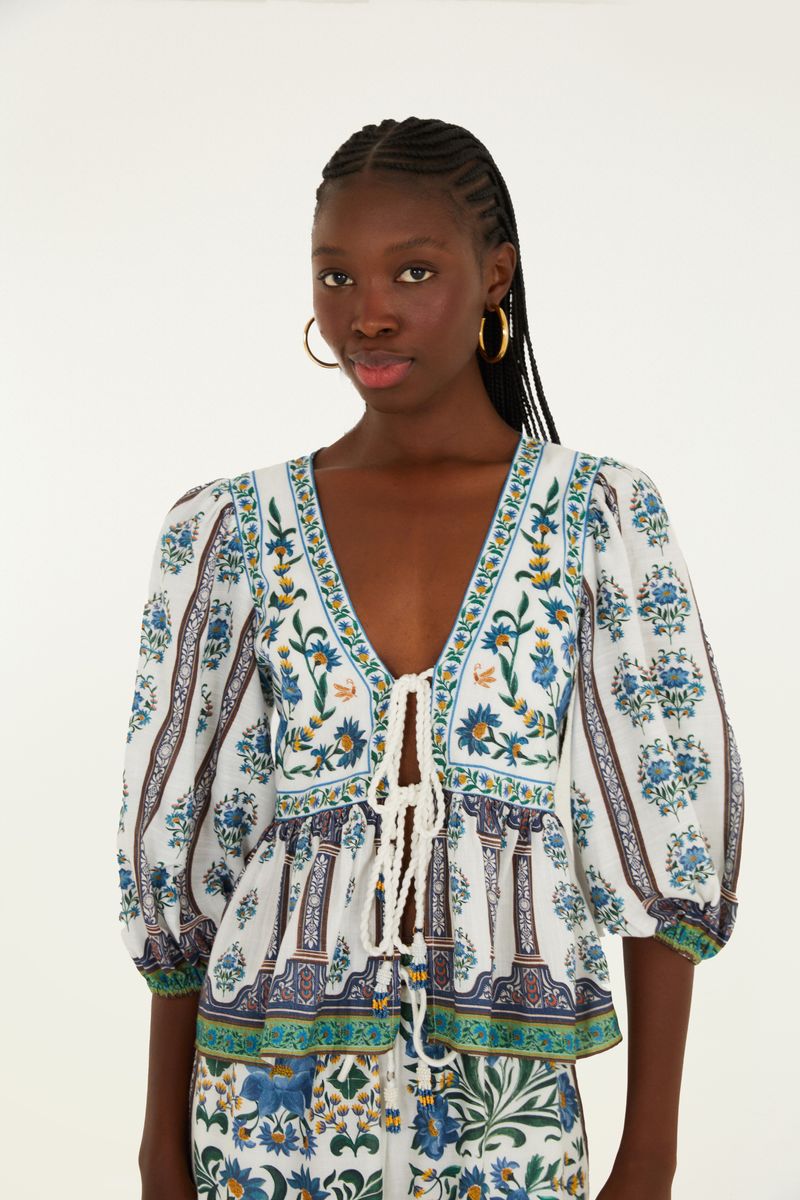 Blusa estampada con amarre frontal y mangas abullonadas, vista frontal.