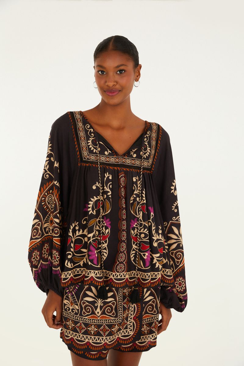 Vista frontal de la Bata Adriele, mostrando su diseño bohemio y estampados ornamentales.