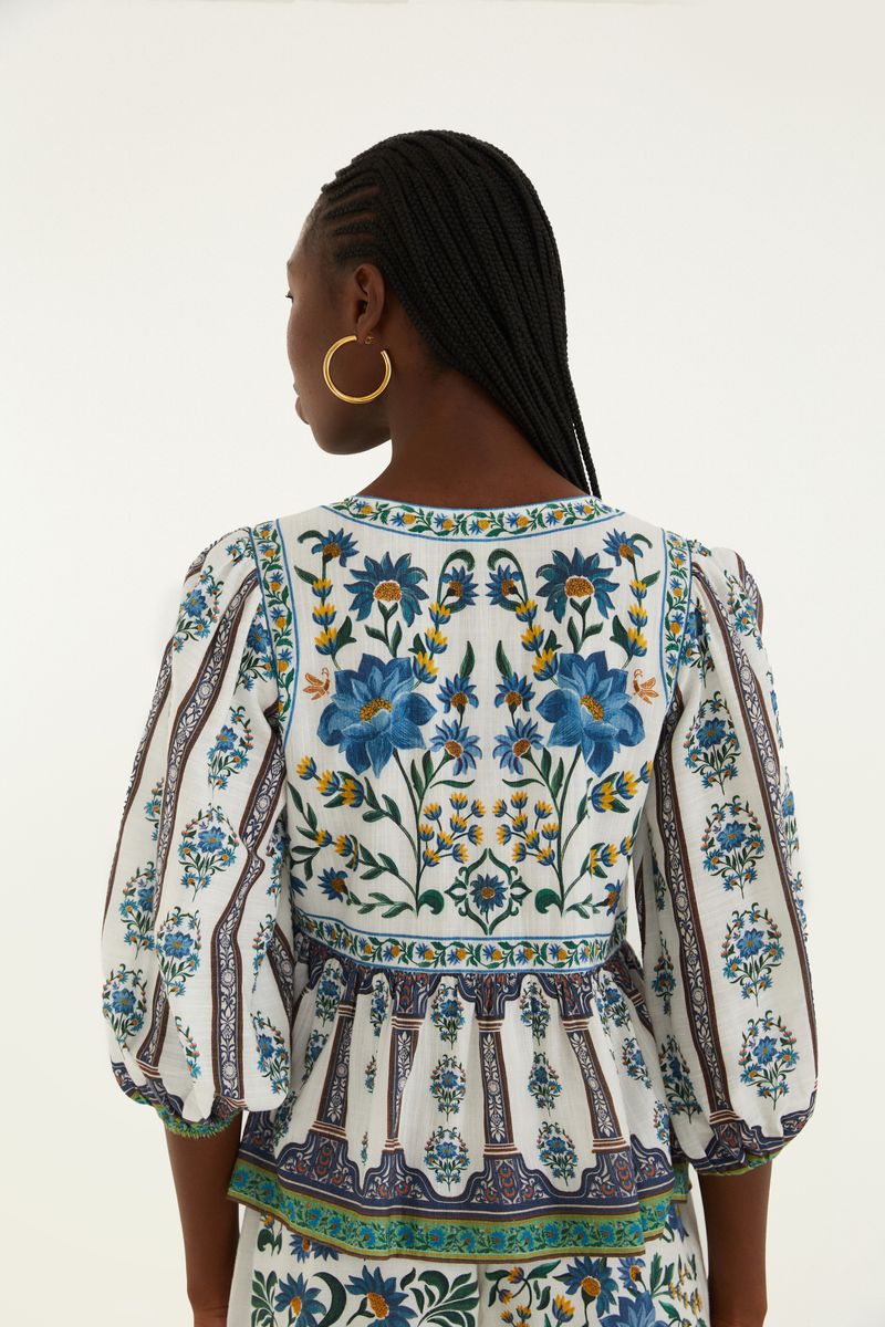 Vista trasera de la blusa estampada con detalles florales.