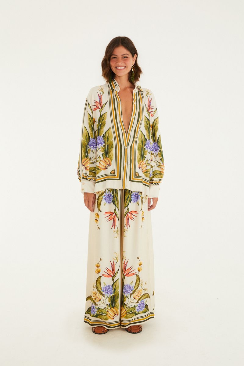 Imagen de una modelo vistiendo una camisa y calza estampada tropical con diseño floral vibrante.