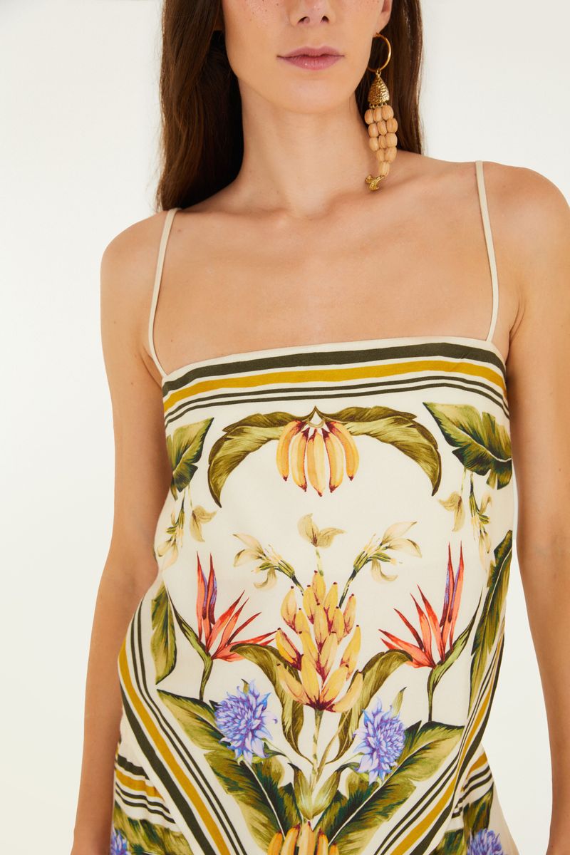 Detalle del estampado tropical con flores y hojas.