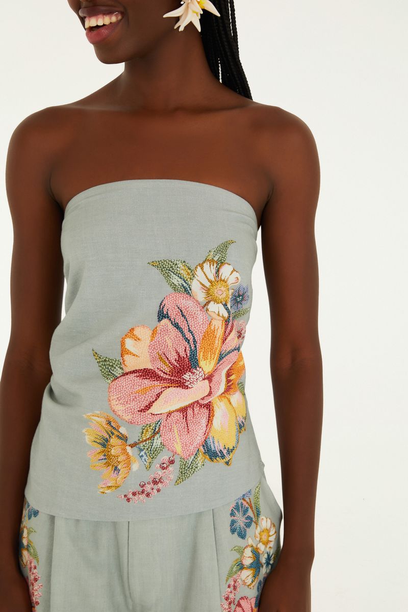 Detalle del estampado floral del Top Maira, con flores diseñadas de forma realista.
