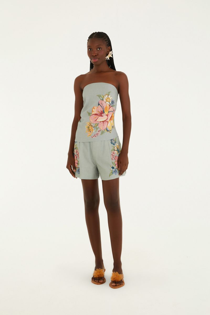 Modelo luciendo el Short Maira con estampado floral en paneles laterales, combinado con un top.