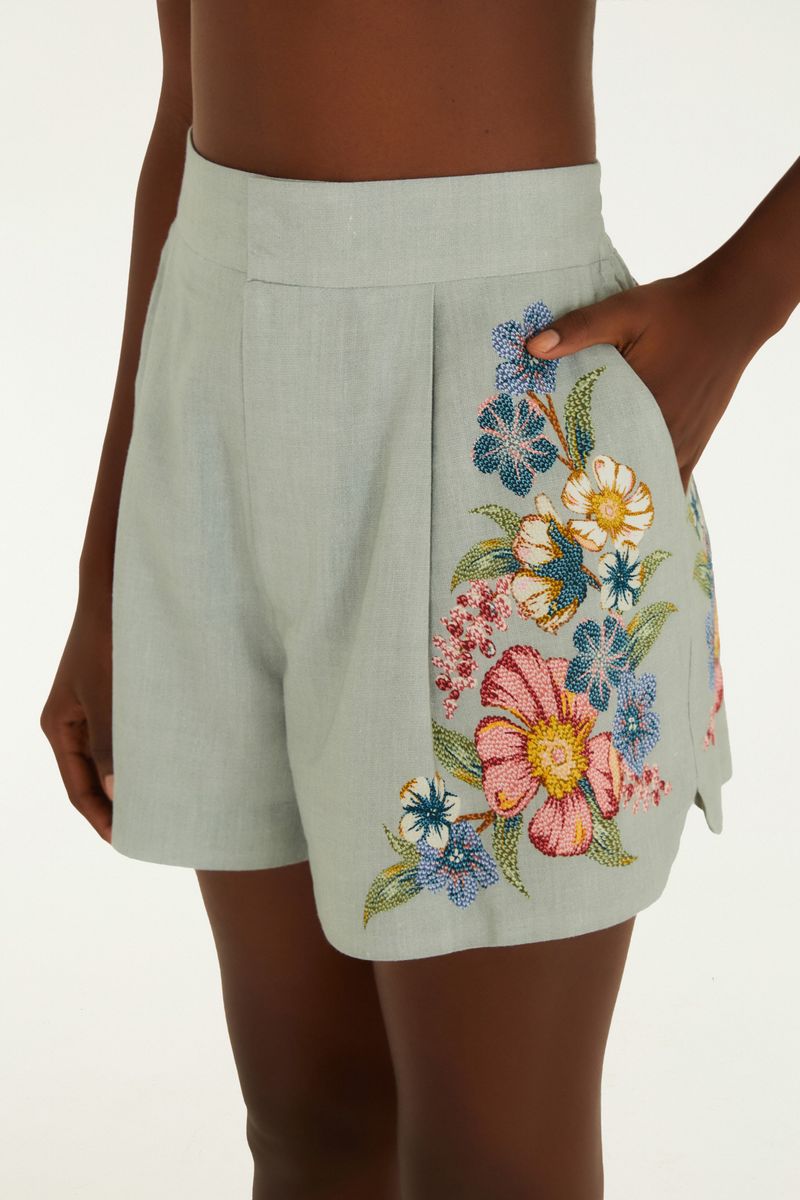 Primer plano del Short Maira mostrando los detalles florales en paneles laterales.