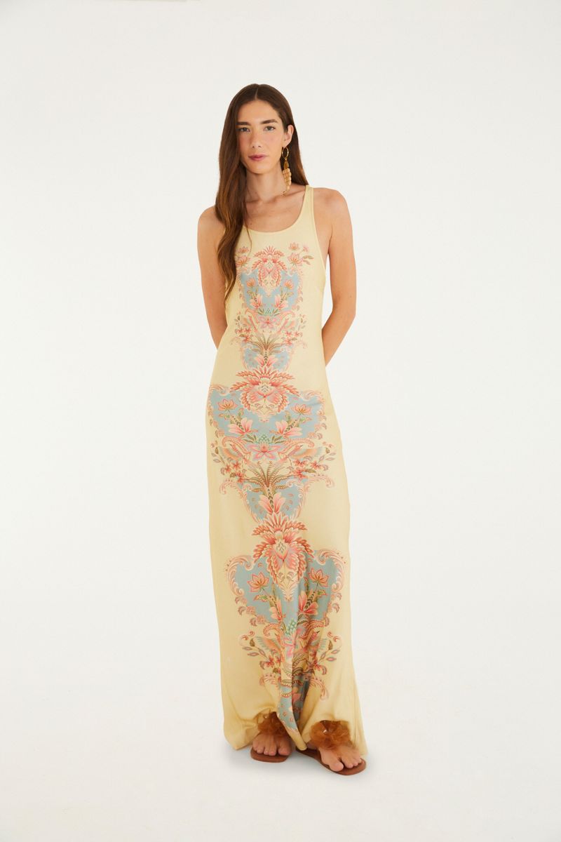 Vestido largo con diseño floral en tonos pastel, visto de frente.