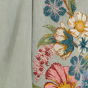 Detalle del estampado floral del Short Maira con flores botánicas diseñadas de manera realista.