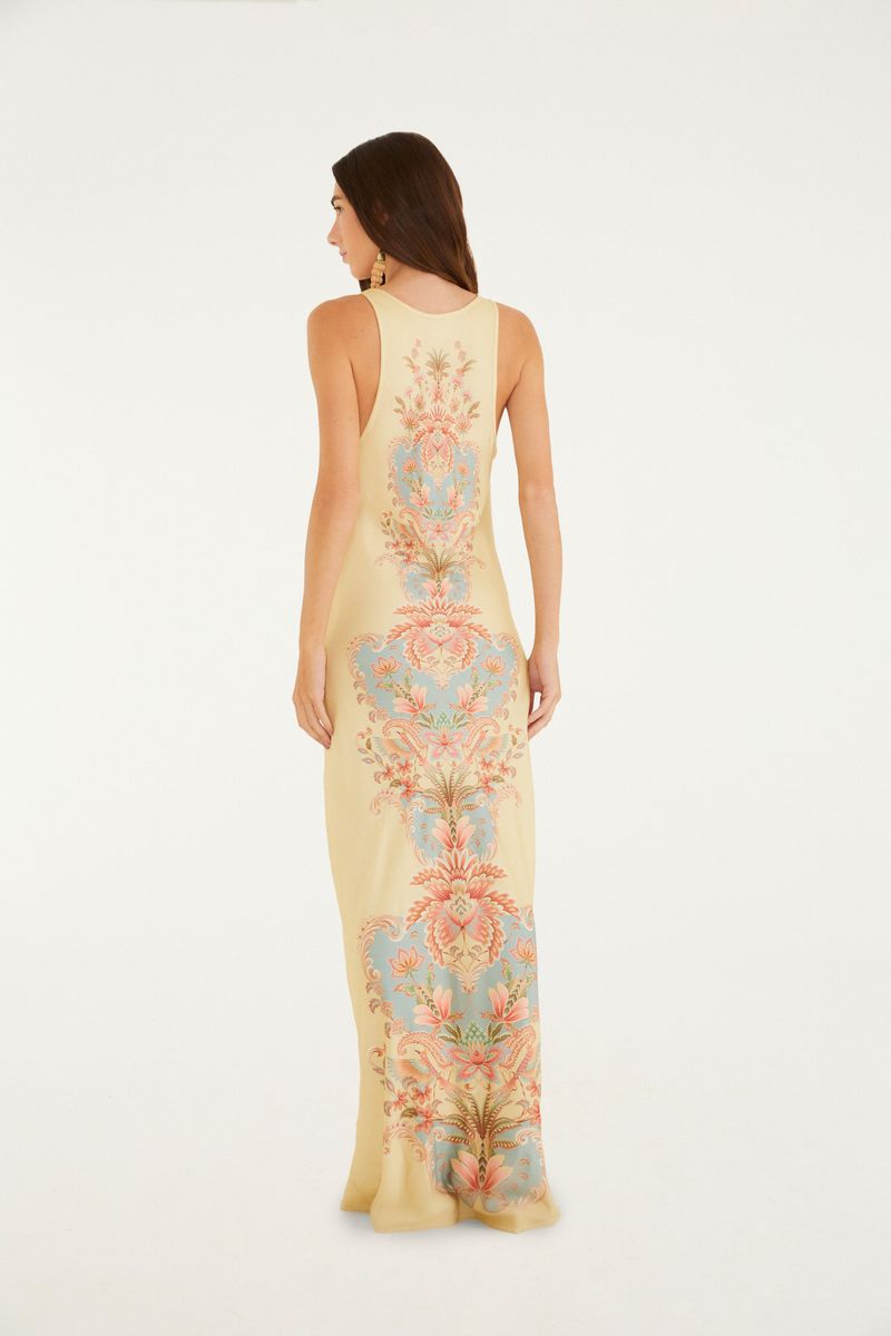 Vestido largo con diseño floral en tonos pastel, visto de espaldas.
