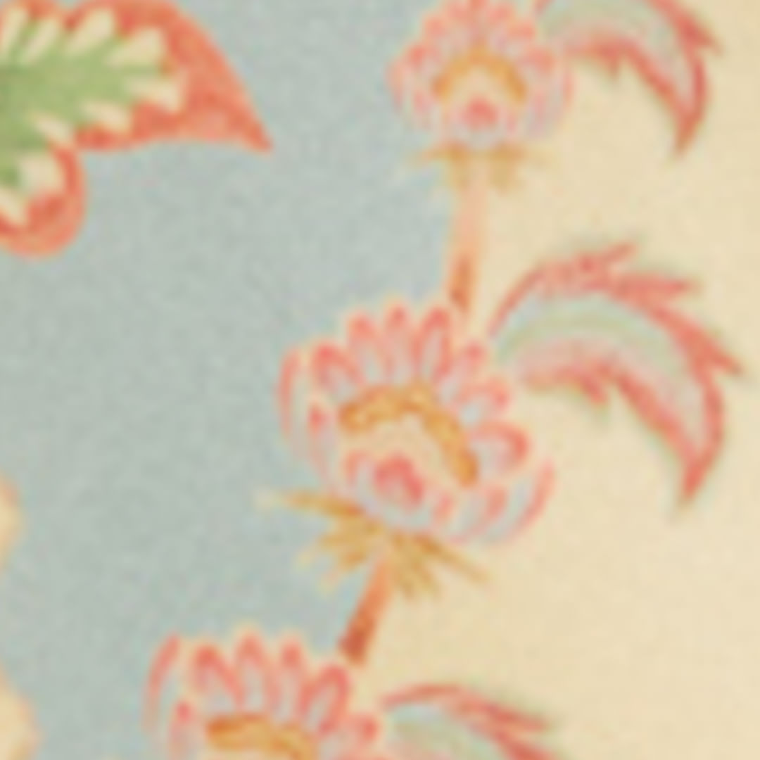 Acercamiento al diseño floral en tonos pastel del vestido.