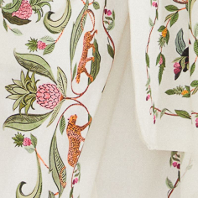Detalle del estampado botánico de la calza.