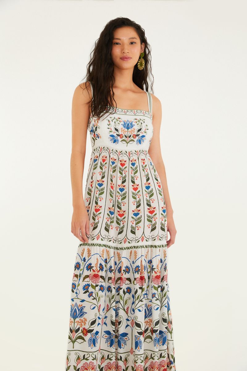 Vista trasera del vestido largo con estampado floral, mostrando detalles de los tirantes y la caída.