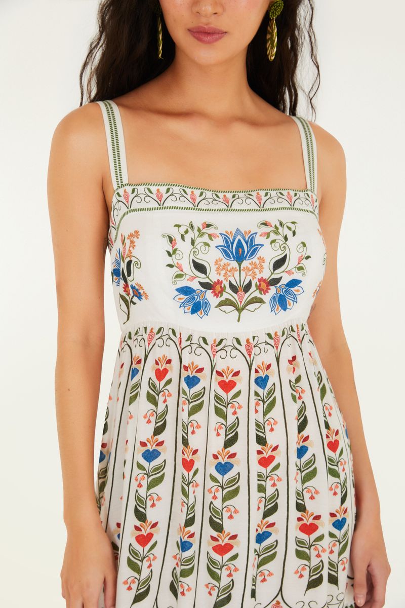 Detalle del corpiño del vestido con estampado floral y tirantes finos.