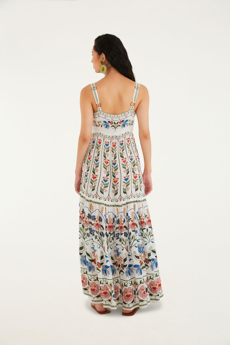 Primer plano del estampado floral del vestido, destacando los elementos botánicos.