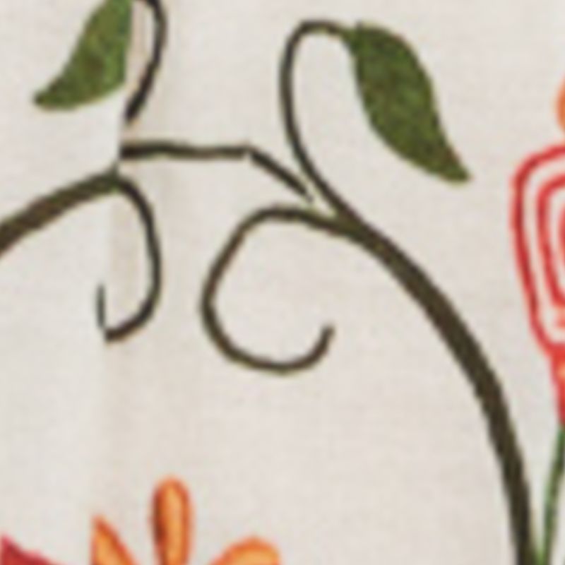Detalle del dobladillo del vestido con estampado floral y acabado en capas.