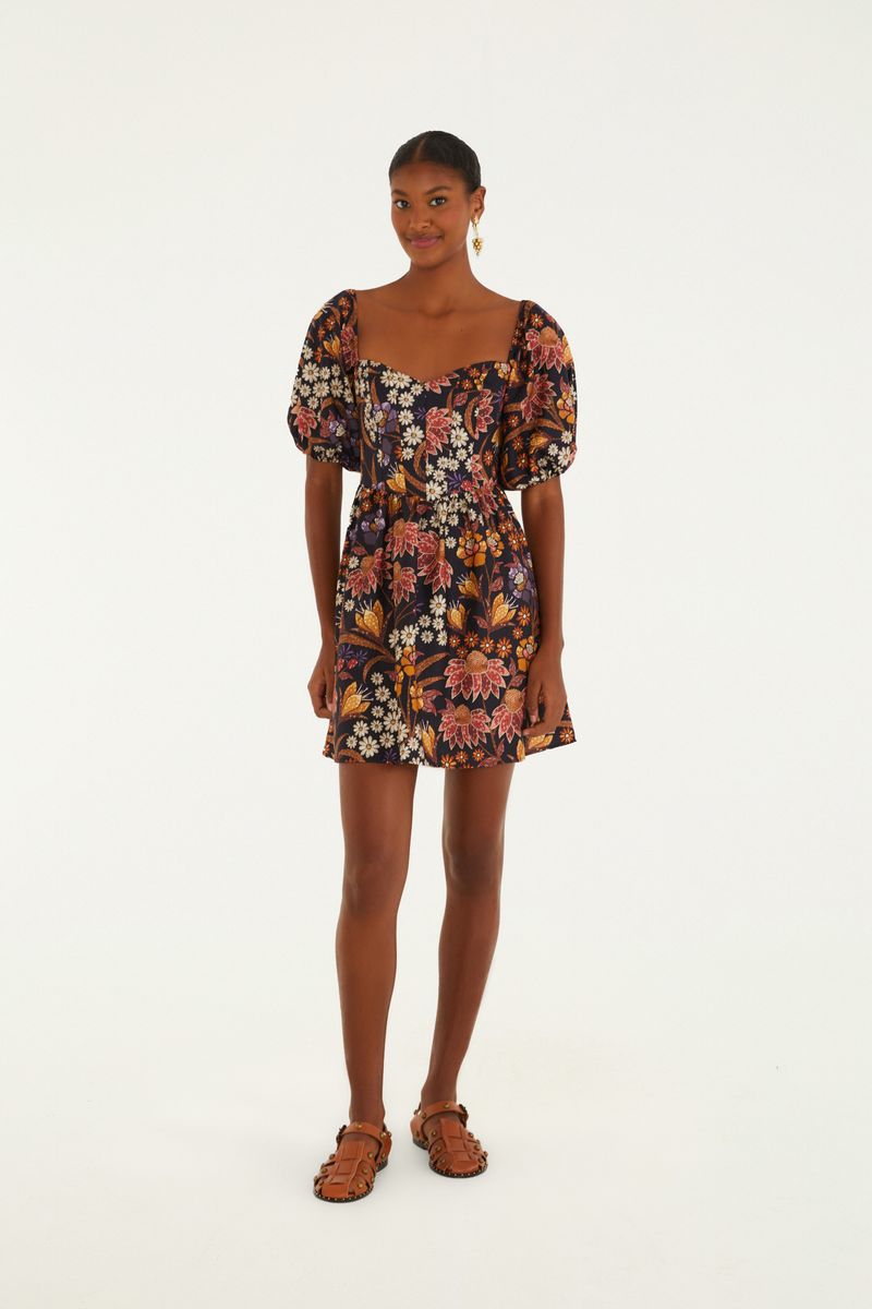 Imagen de un vestido corto con estampado floral, visto de frente, con mangas bufantes y escote cuadrado, mostrando detalles.