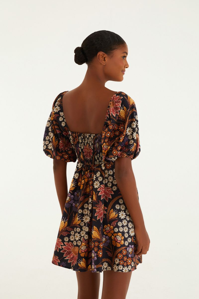 Imagen de un vestido corto con estampado floral, mostrando detalles del estampado con flores y hojas.