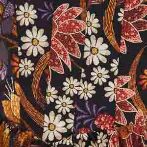 Imagen de un vestido corto con estampado floral, mostrando detalles del estampado con flores y hojas en enfoque.