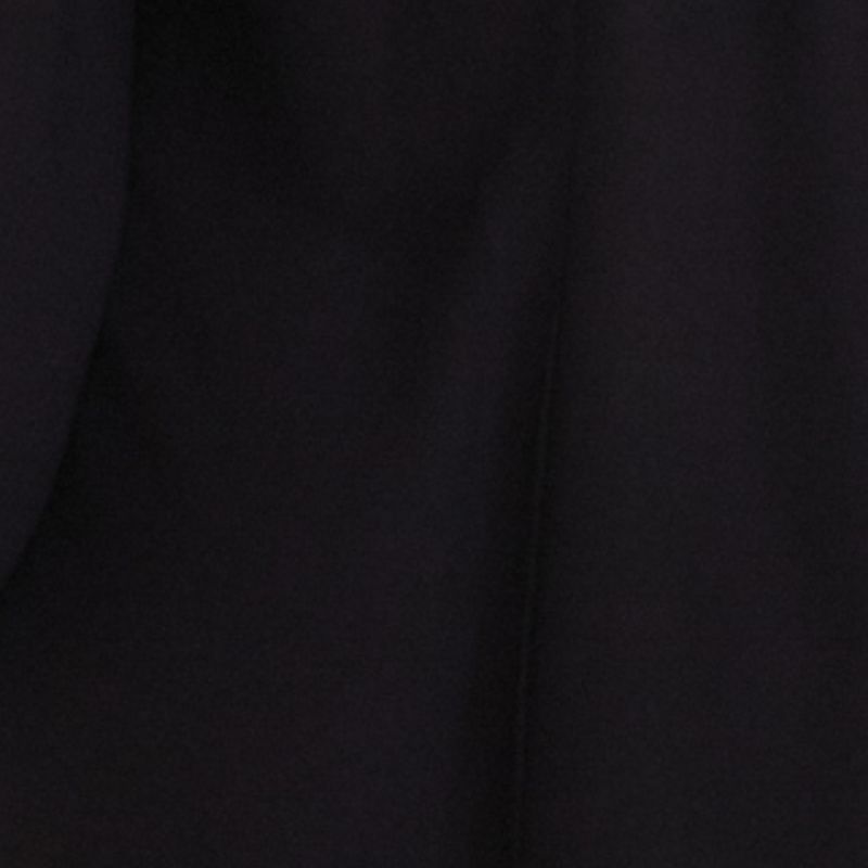 Acercamiento del estampado de cocotero en el vestido corto.