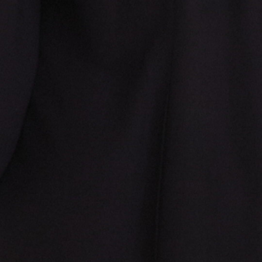 Acercamiento del estampado de cocotero en el vestido corto.