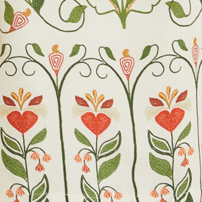 Primer plano del estampado floral con detalles en rojo, verde y azul.