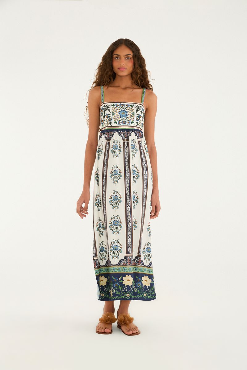 Imagen de un vestido cropped estampado con tirantes finos, visto de frente.
