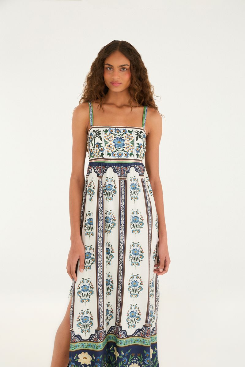 Imagen de un vestido cropped estampado con tirantes finos, visto de lado.