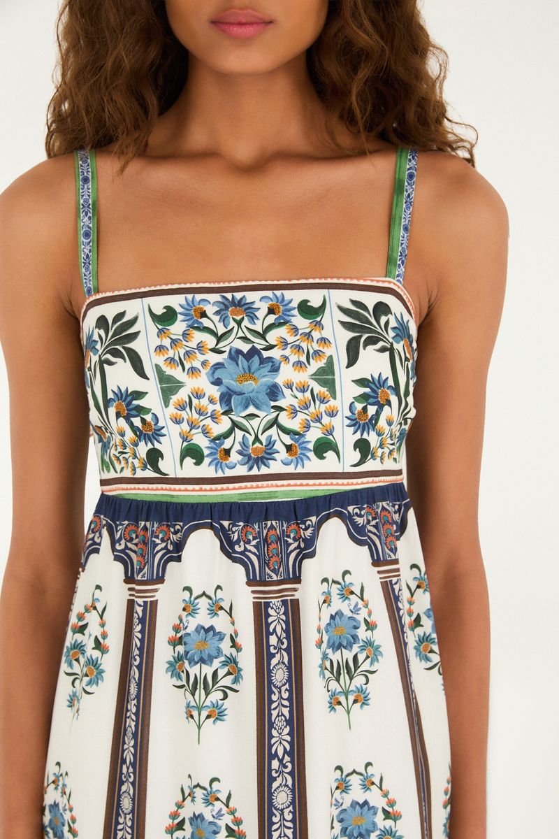 Imagen de un vestido cropped estampado con tirantes finos, visto de espaldas.