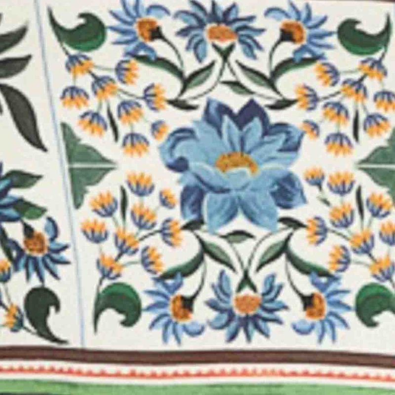 Imagen de un vestido cropped estampado con tirantes finos, mostrando detalles del estampado floral.