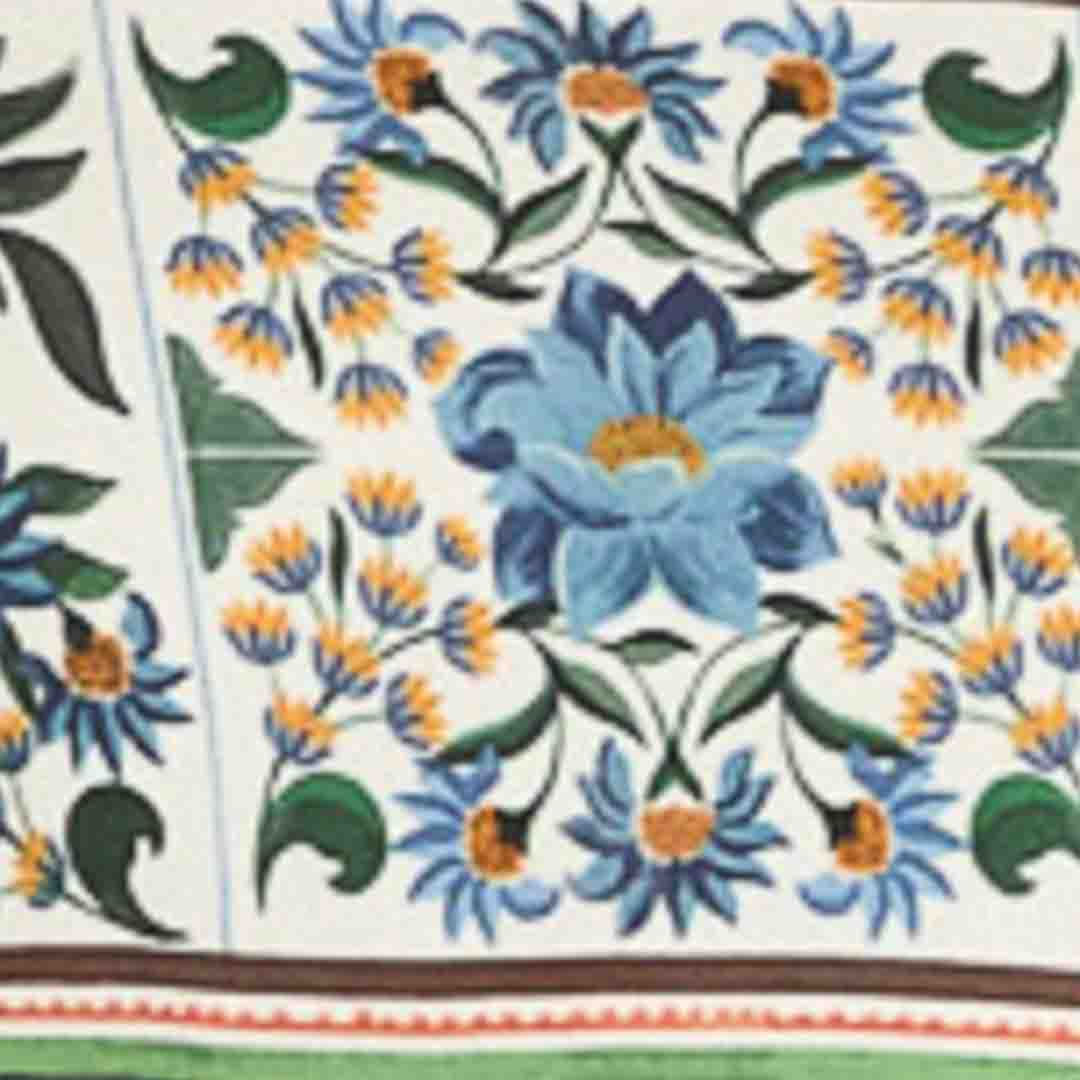Imagen de un vestido cropped estampado con tirantes finos, mostrando detalles del estampado floral.