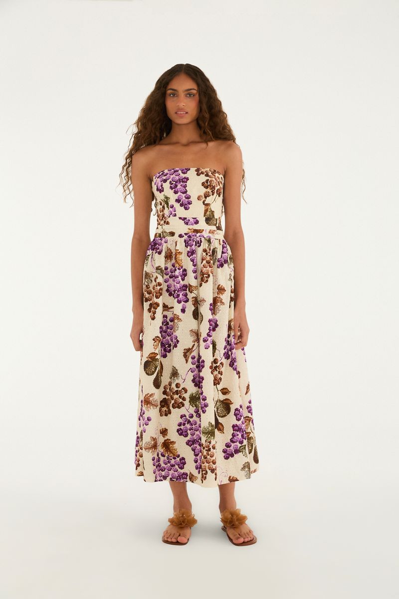 Imagen de un vestido largo estampado con patrón floral en tonos morado y marrón, visto de frente.
