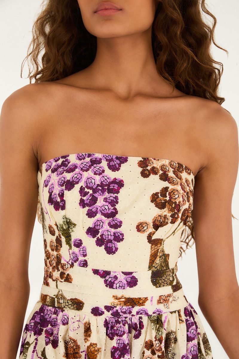 Primer plano del vestido mostrando el patrón floral detallado y el escote palabra de honor.