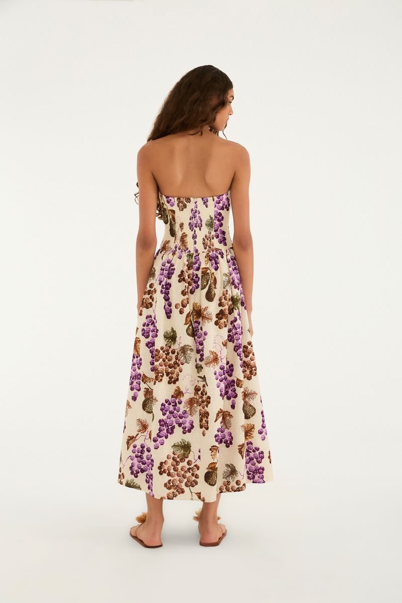 Imagen del vestido visto desde atrás, destacando la caída y el estampado.