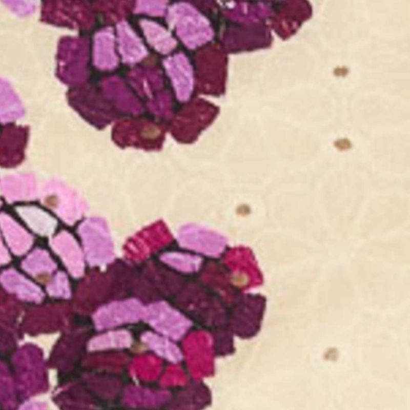 Detalle ampliado del estampado floral del vestido, con enfoque en los colores y texturas.