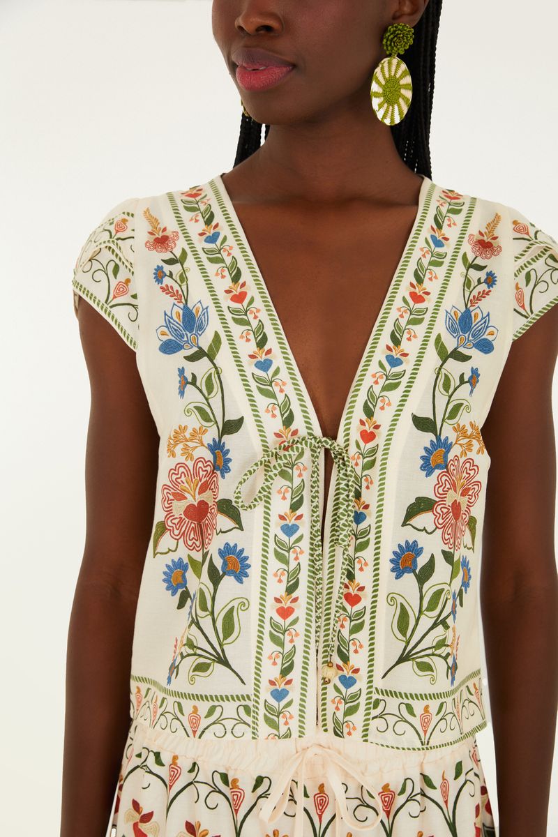 Detalle del escote en V de la Blusa Jardín Belleza con bordados florales.