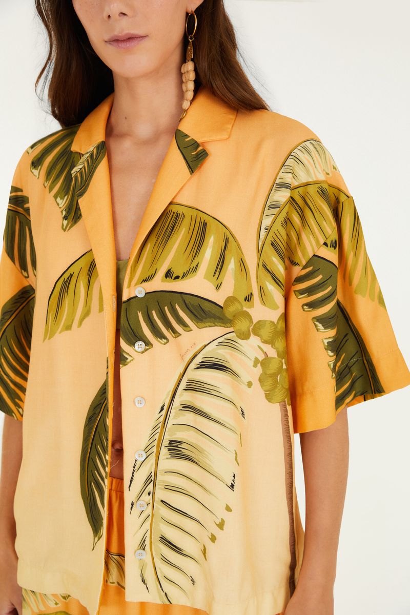 Detalle del cuello y estampado de la camisa tropical.