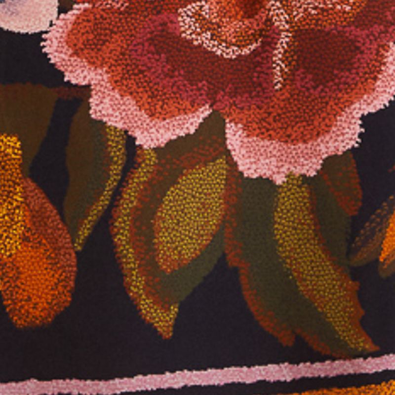 Close-up del estampado floral del vestido corto Cleo, destacando colores vibrantes.
