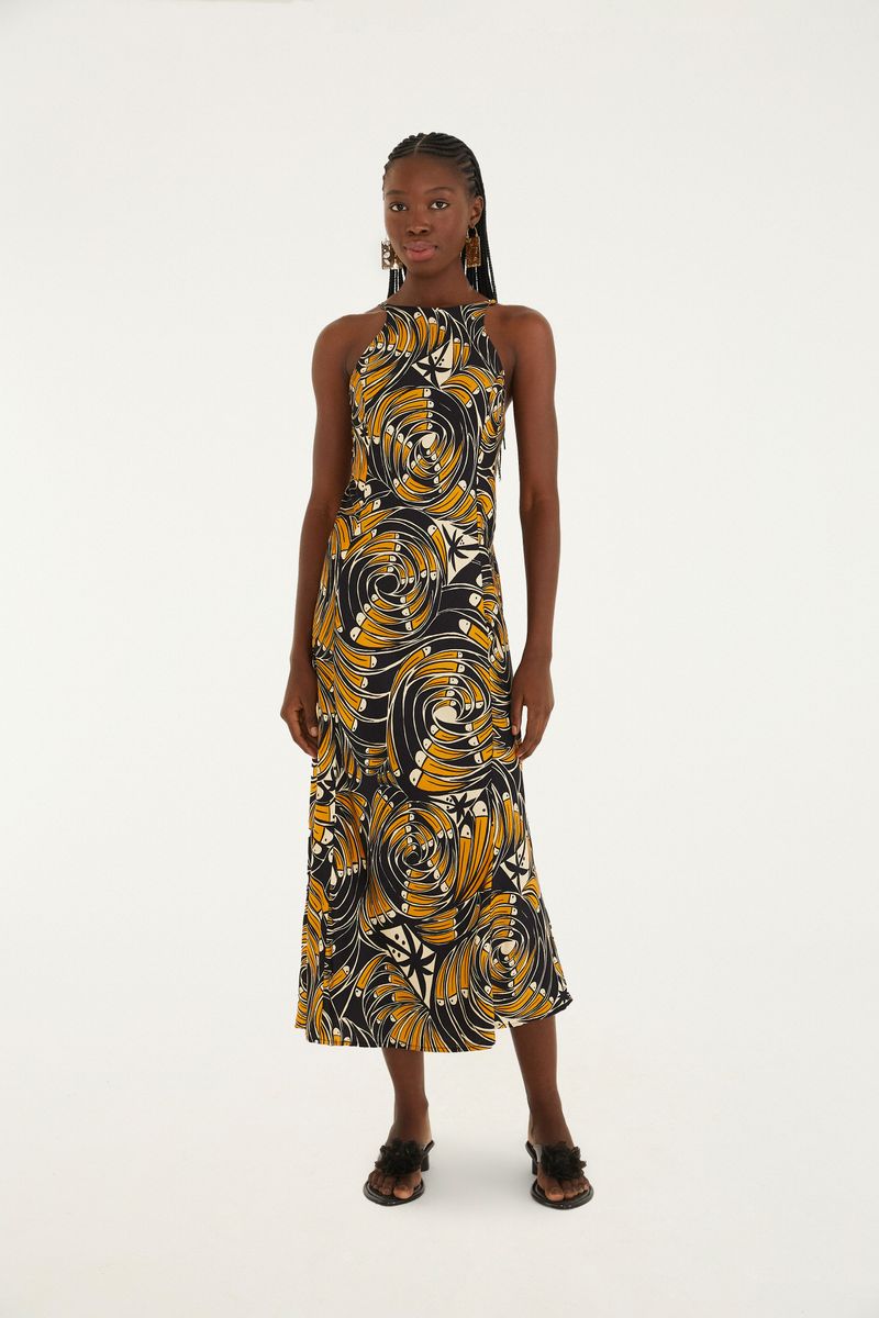 Vestido estampado con diseño de tucanes sobre fondo negro, vista frontal.