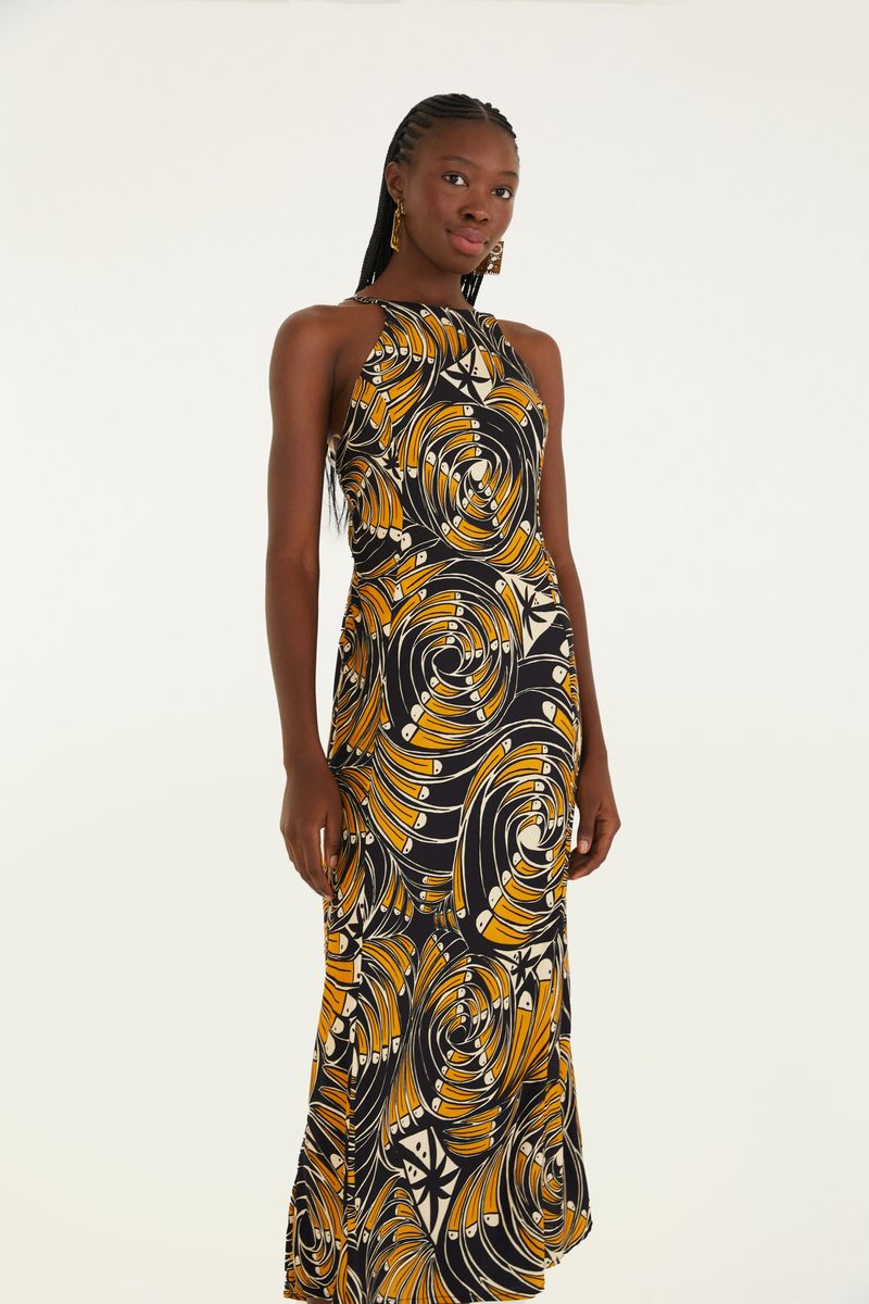Vestido estampado con diseño de tucanes sobre fondo negro, vista trasera.