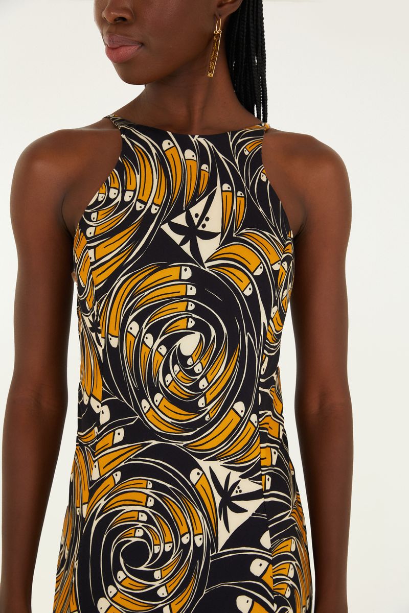 Detalle del escote del vestido estampado con diseño de tucanes.