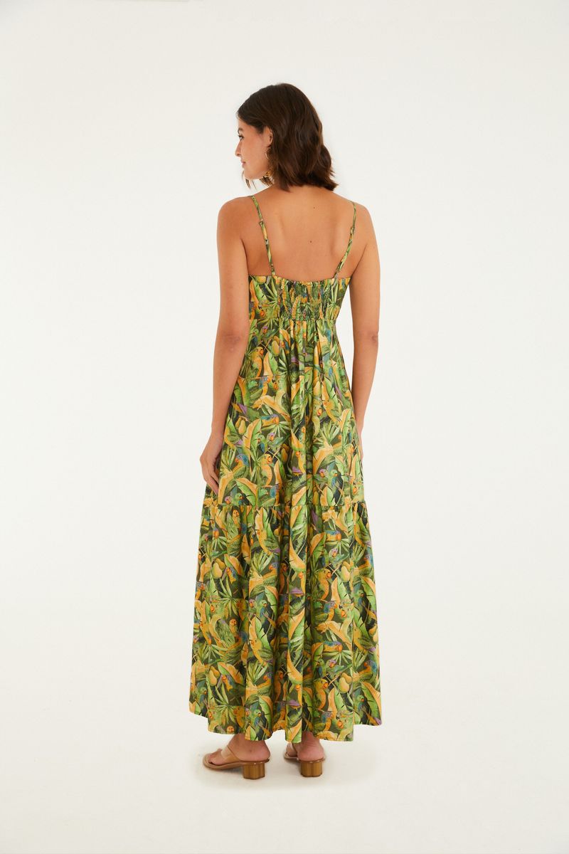 Vestido largo con estampado de bosque y pájaros, detalle del estampado.