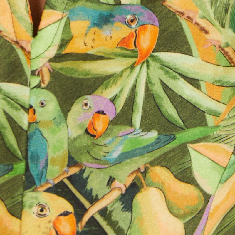 Vestido largo con estampado de bosque y pájaros, detalle ampliado del estampado.