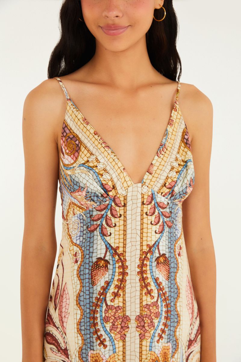 Detalle del escote en V del vestido estampado.