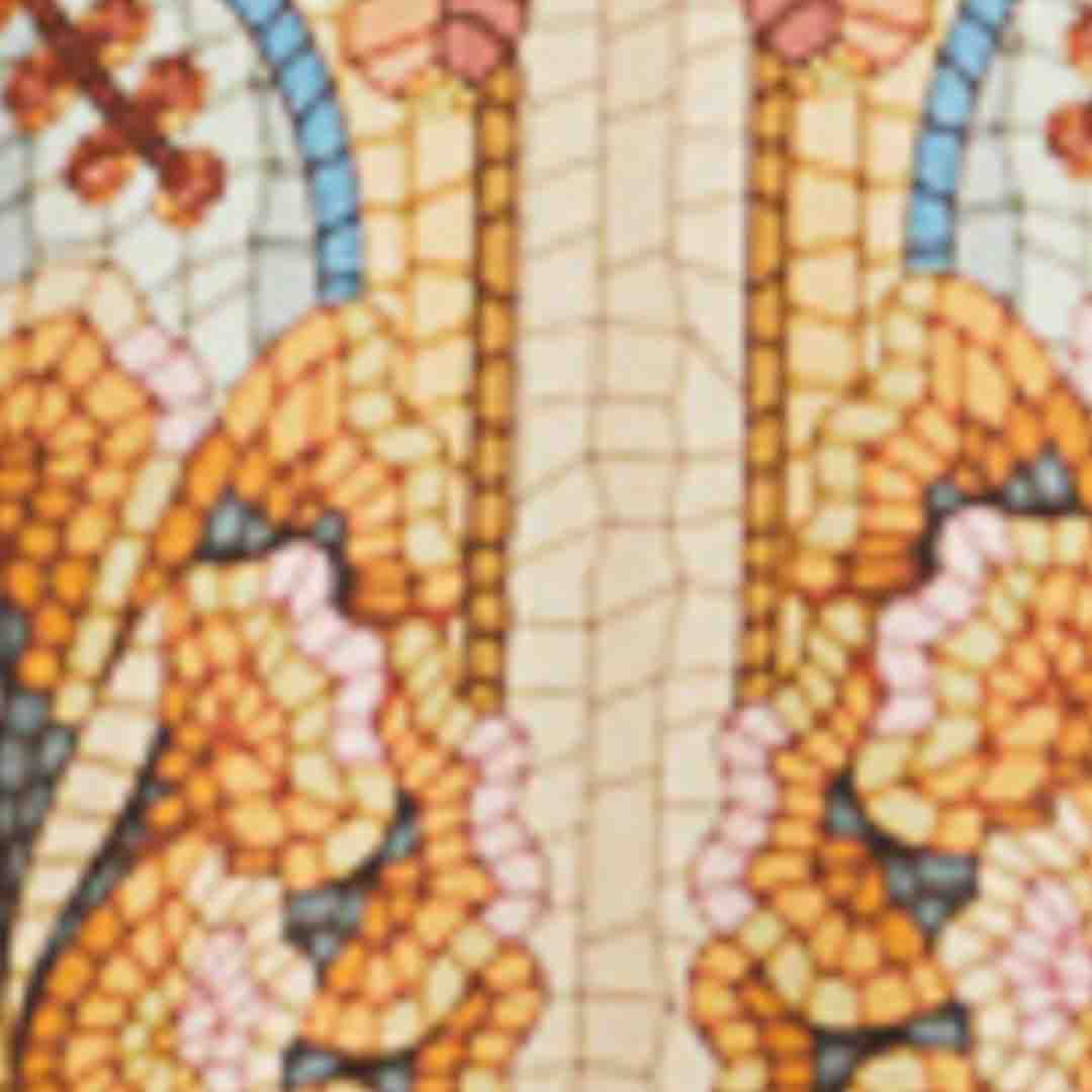 Close-up del patrón de vitrales del tejido del vestido.