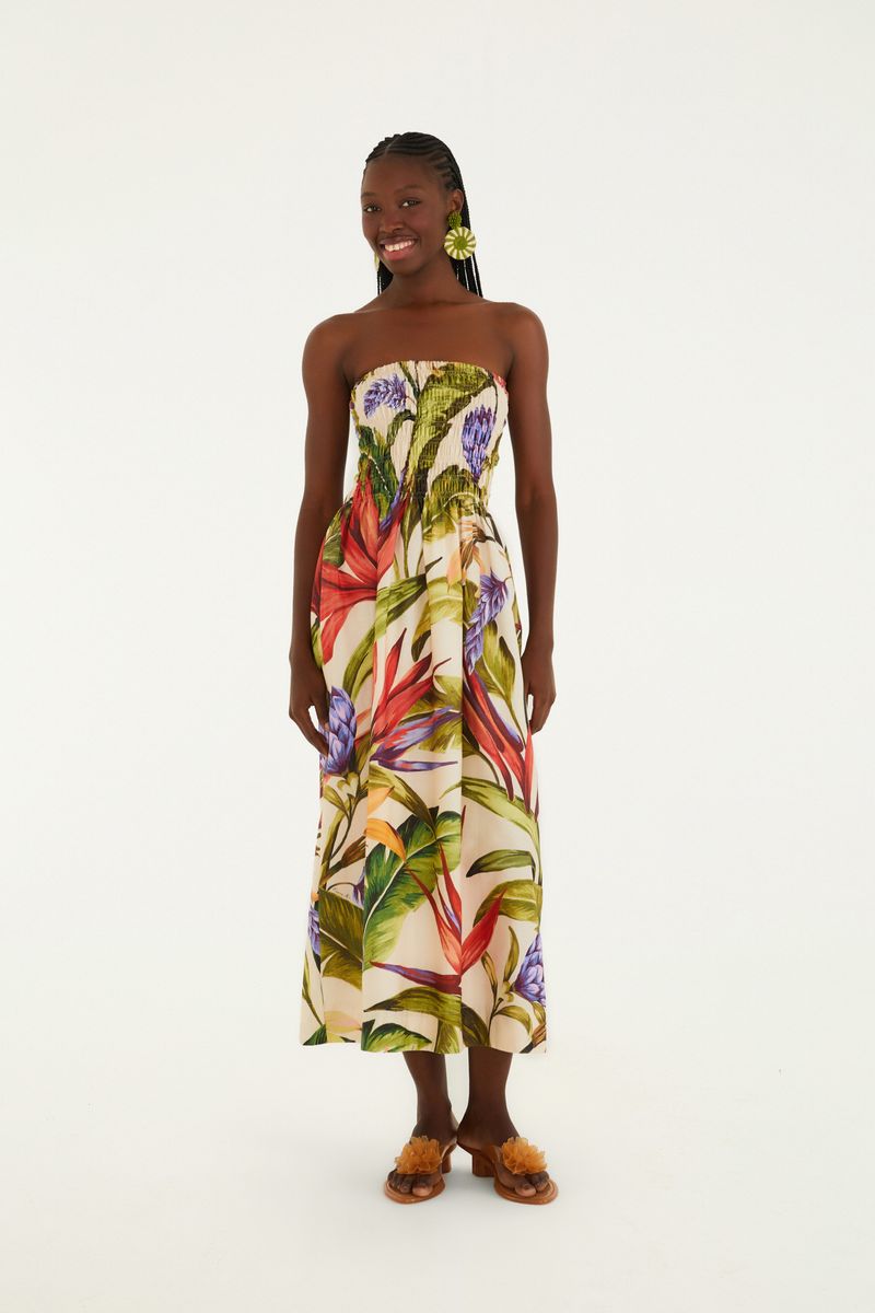 Vestido midi estampado con patrón floral tropical, vista frontal.
