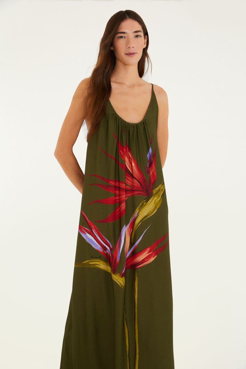 Vista posterior del vestido largo maxi con estampado de flores sobre fondo verde.