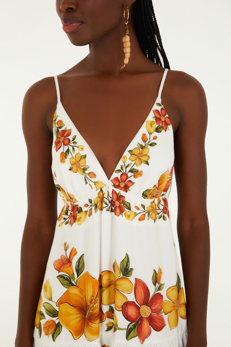 Detalle del escote en V del vestido largo estampado con tirantes finos.