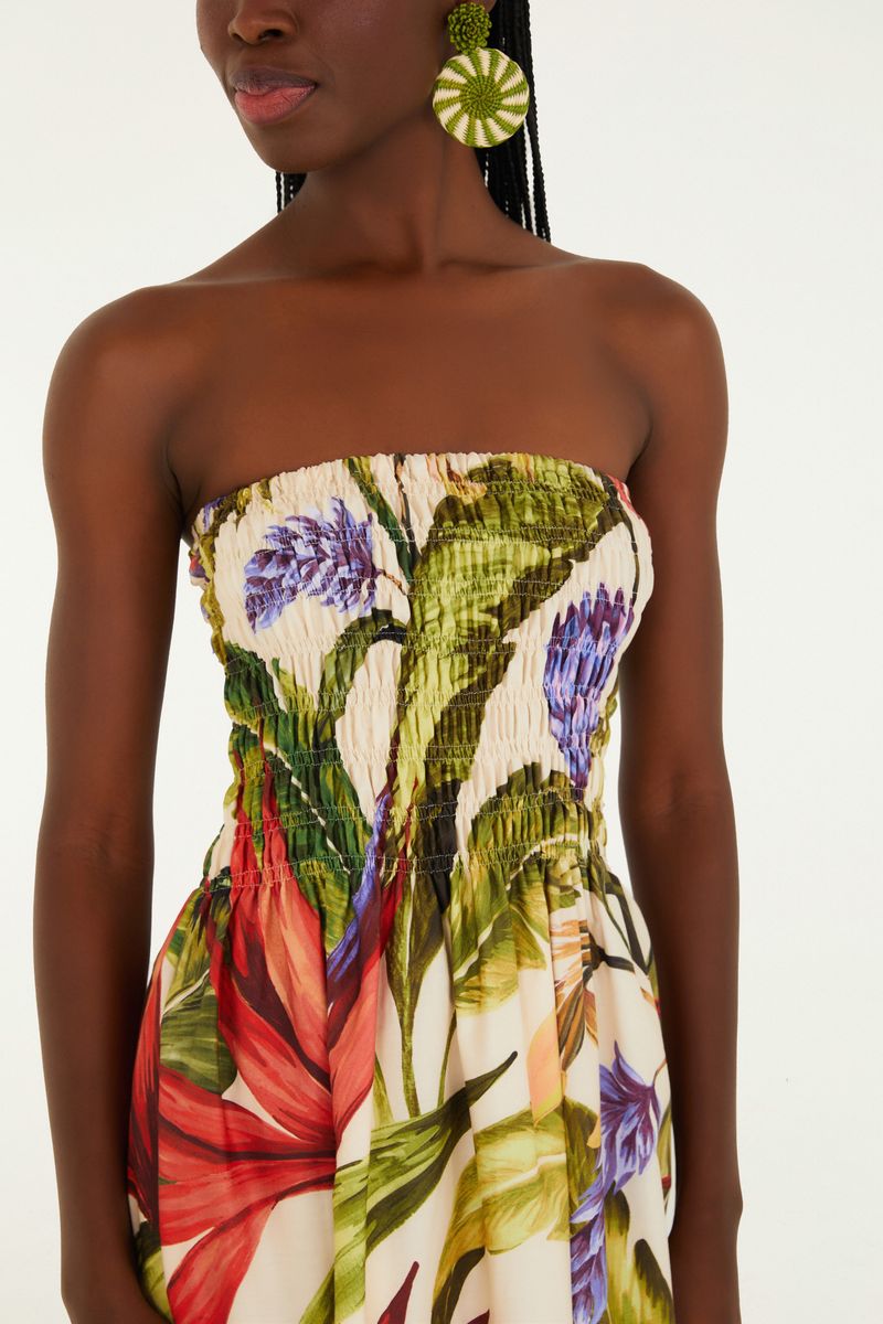 Detalle del corsé del vestido midi estampado con patrón floral tropical.